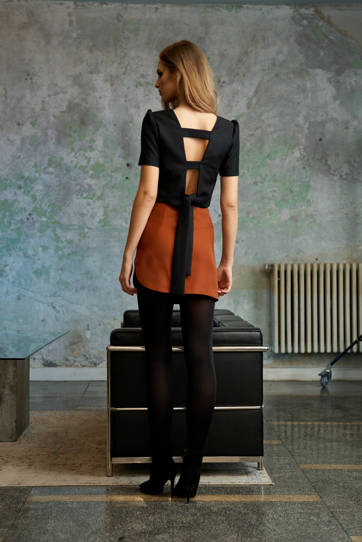 Wool Cropped Blouse With Back V Cut - Black